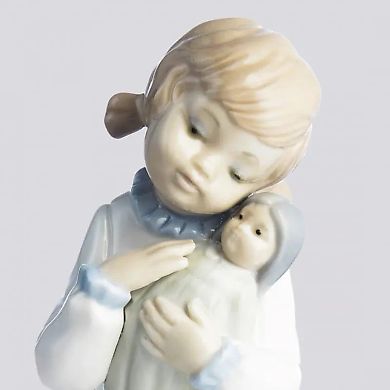 Девочка с куклой