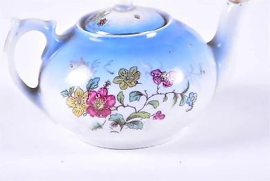 Porcelain teapot by Kuznetsov Dulevo, late 19th / early 20th century