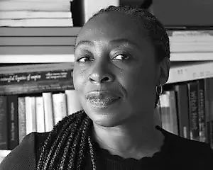 Отобонг Нканга побеждает в премии Нэшер-2025 за скульптуру.