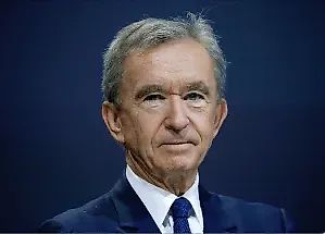 Миллиардер и коллекционер произведений искусства Бернар Арно переживает обвинения в отмывании денег, однако успешно отвергает их.