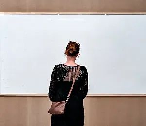 Датский художник, который доставил пустые холсты, приказан возместить музею.