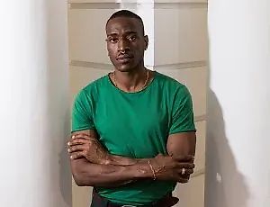 Карлос Мартьель побеждает в открытом конкурсе Музея дел Баррио - Маэстро Добель по латиноамериканскому искусству.