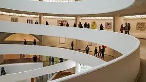 Сотрудники музея Гуггенхайм одобряют первый трудовой контракт.