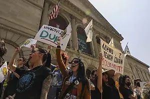 Профсоюзные работники Художественного института Чикаго одобряют первый коллективный договор.