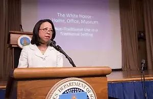 Белый дом назначил Донну Хаяши Смит куратором.