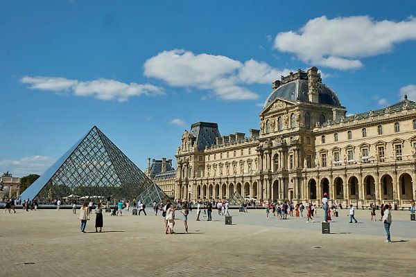 Лувр страдает от утечек воды и переполненности, угрожающих мировой коллекции искусства