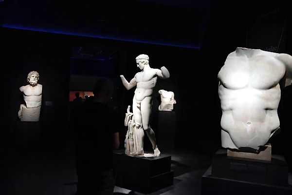 Модная выставка в Лувре: вдохновение и возвышенные идеи