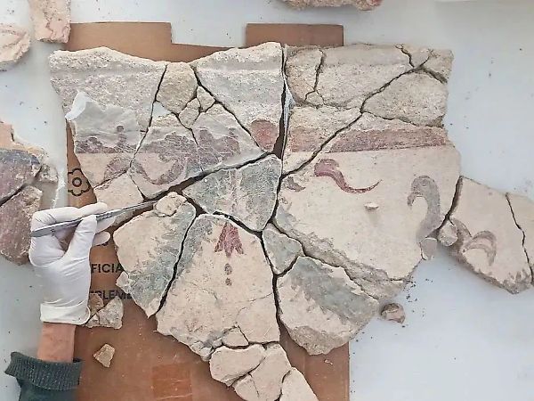 Archaeologists Uncover 4,000 Mural Fragments Dating to 2nd Century