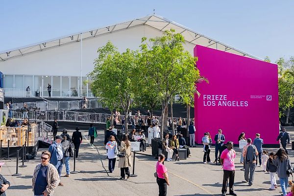 Компания Endeavor Group Holdings продала Frieze Ари Эмануэлю