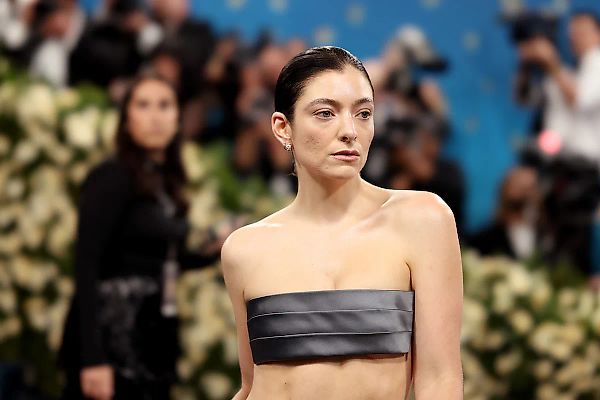 Why Is That Revealing Photograph of Lorde Going Viral?