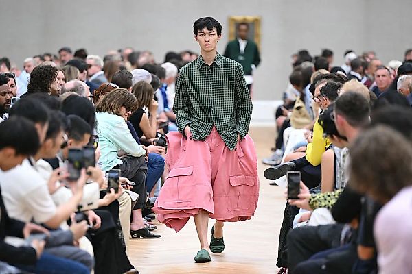 Показ Dior в Париже: переплетение искусства и моды