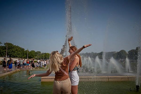 Экстремальная жара закрывает верхний этаж Эйфелевой башни