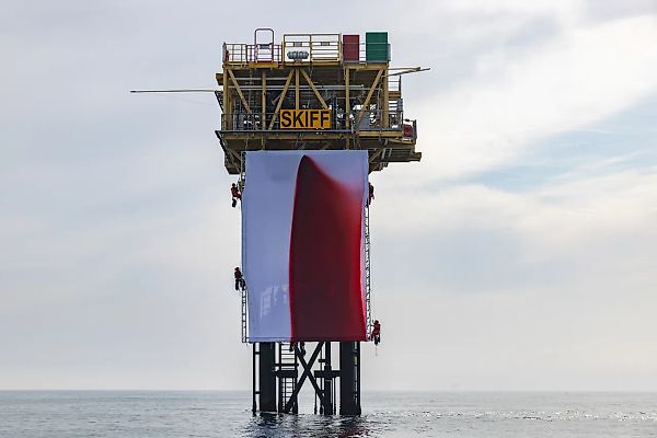 Экоактивисты Greenpeace взобрались на газовую платформу, чтобы развесить протестное произведение Anish Kapoor
