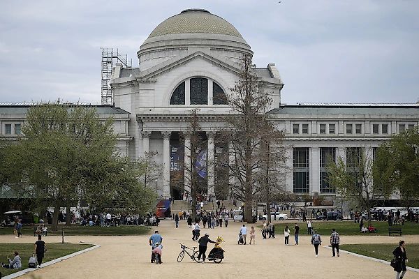 Давление Белого дома на Смитсоновский институт