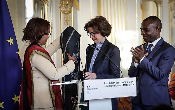 Франция вернула черепа из колониального периода Мадагаскару