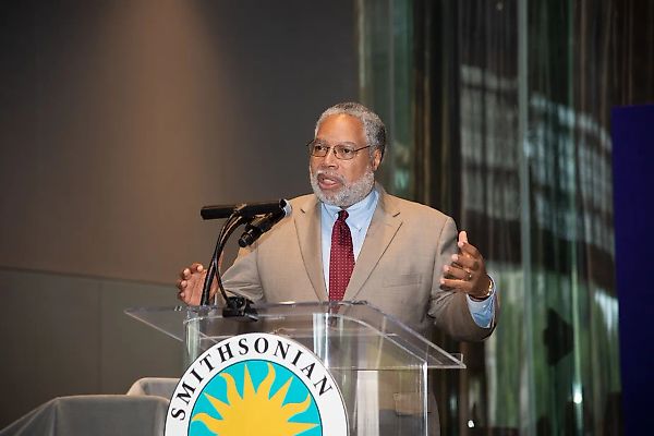 Смитсоновский лидер встречается с Трампом на фоне закрытия галереи латиноамериканского искусства