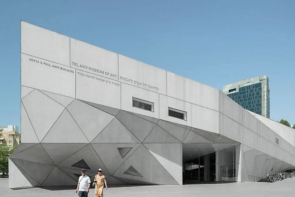 Споры вокруг выставки Джуди Чикаго и Надежды Толоконниковой