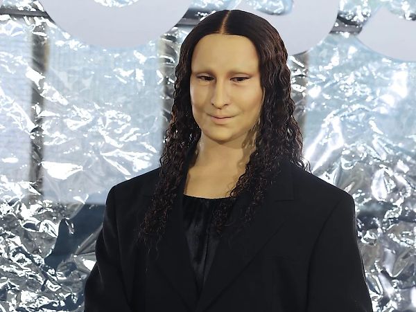 Эллиот Ренц: Превращение в Мону Лизу на показе Boss