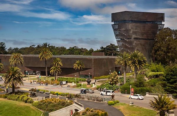 Споры и обвинения о токсичной среде в музее de Young