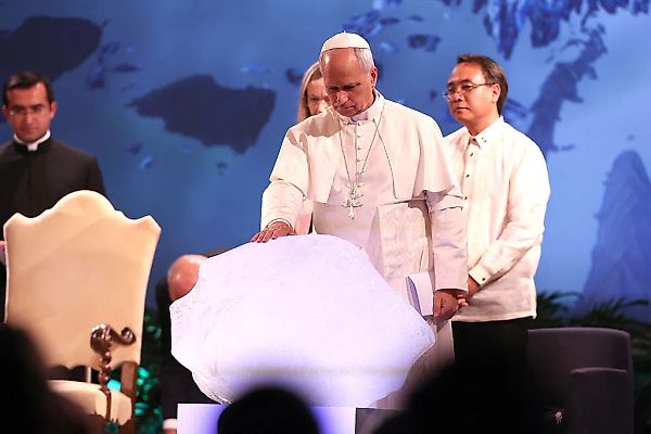 Папа благословил 20,000-летний лед на конференции в Риме