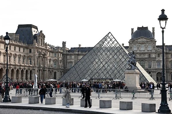 Two Suspects Arrested in Connection with Louvre Robbery