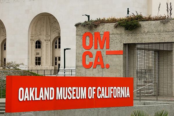 Оппортунистические воры ограбили музей Окленда более чем на 1,000 предметов