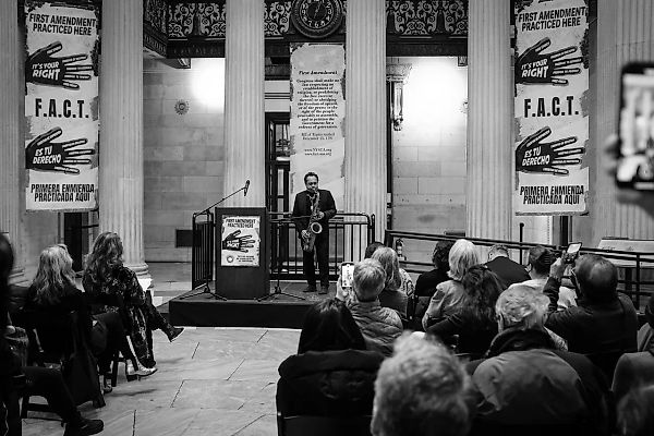 Художники выступают за права Первой поправки в Федерал Холле Нью-Йорка