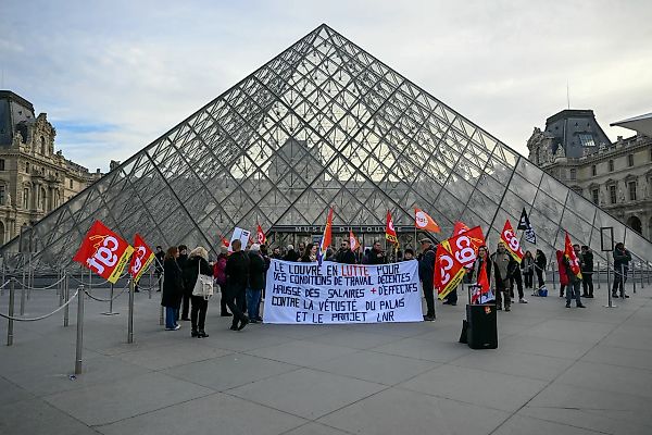 Louvre Temporarily Closes as Employees Protest Working Conditions