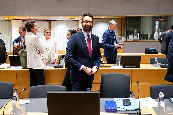 Скандальный проект на Венецианской биеннале: Люксембург спорит о бюджете и провокациях