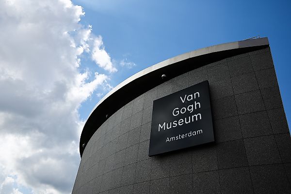 Вдохновение Van Gogh: музей приобрёл редкую женскую картину XIX века