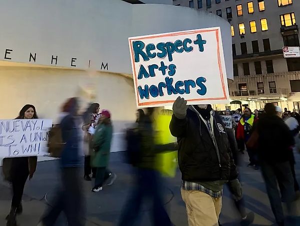 Профсоюзный кризис в музее Guggenheim: сотрудники протестуют из-за массовых увольнений и низких зарплат 🏛️