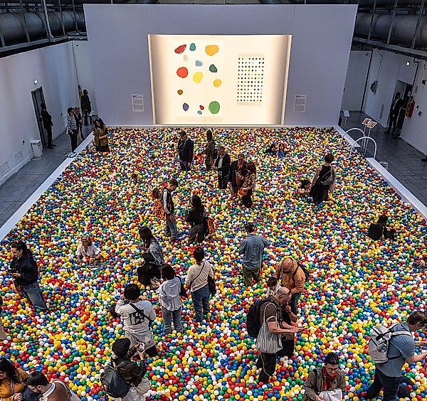 «Что общего между Damien Hirst и McDonald’s? Ничего.» — инсталляция POOL на Milan Design Week