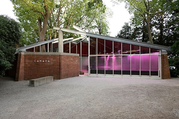 Тепличные тайны: водяные лилии Аббаса Ахавана в Canada Pavilion