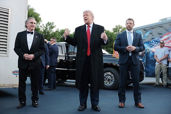Скандал вокруг ремонта Lincoln Memorial Reflecting Pool: ярко‑синяя покраска, завышенная прибыль и судебный иск