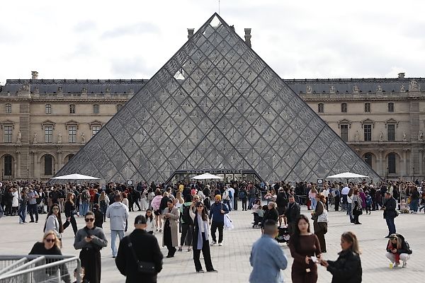 A Suspect Is Taken into Custody in Decade-Long Louvre Ticketing Scam