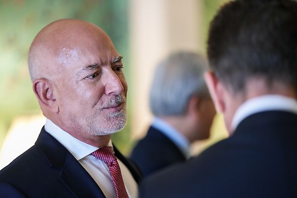 Тайна бутылок у Met: протест против Amazon на Met Gala 🕵️‍♂️