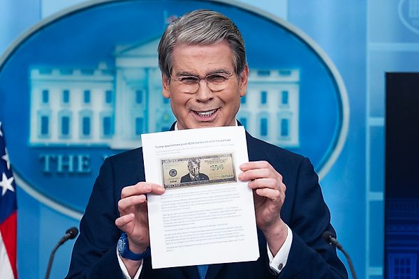 Британский художник Iain Alexander сотрудничает с Trump над дизайном банкноты в $250