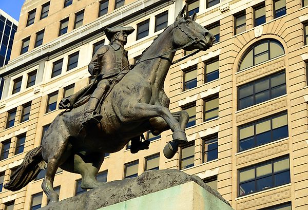 Администрация Trump установила 13 памятников на Freedom Plaza в Washington D.C.