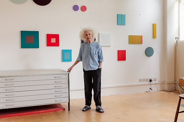 Умерла художница Tess Jaray, чьи лаконичные абстракции искали повторяющиеся узоры