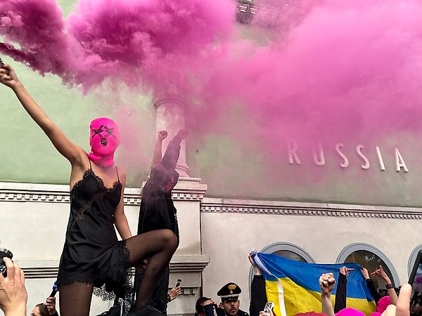 Протест у Российского павильона на Venice Biennale: Pussy Riot и FEMEN
