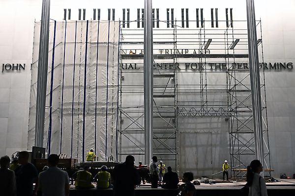 Суд требует объяснений от администрации Трампа из‑за тента, скрывающего фасад John F. Kennedy Center