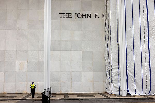 Тент на фасаде Kennedy Center: суд требует объяснений