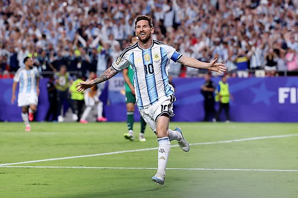 Гигантская статуя Lionel Messi в Патагонии: 85 футов, 70 тонн и маленькая тайна