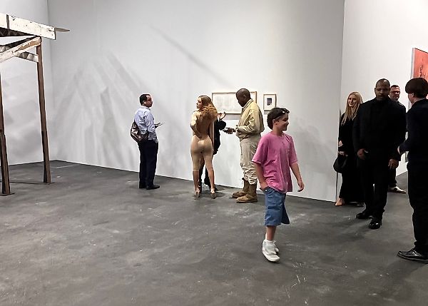 Ye на Art Basel: поддержка Bianca Censori и загадочная инсталляция Untitled (Izanami)