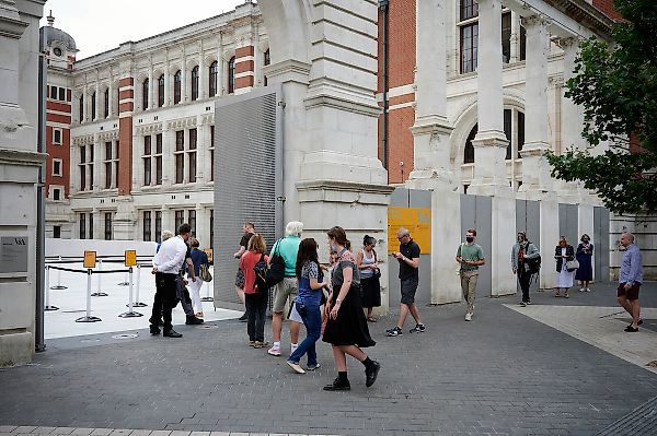 Отставка главы академических программ V&A после обвинений в «системном расизме»