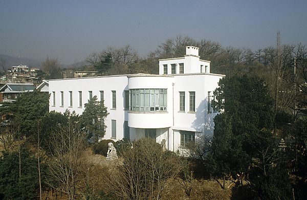 Возвращение каменных львов эпохи Цин из Kansong Art Museum в Китай