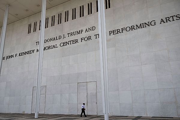 Суд отклонил просьбу Трампа вернуть имя на фасад John F. Kennedy Center