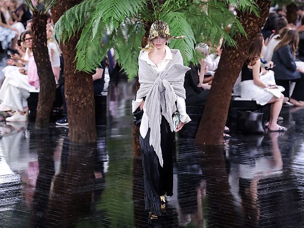 Jonathan Anderson вновь черпает вдохновение в работах Lynda Benglis для Dior