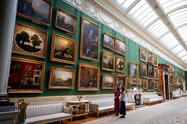 Buckingham Palace шокирует: салонная развеска почти удваивает экспозицию