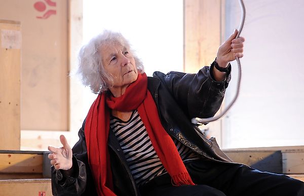 Умерла Simone Forti — икона Judson Dance Theater, чьи движения продолжают жить